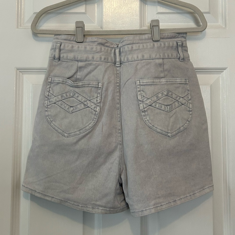 Faherty Women’s High-Rise Denim Pleated Shorts in Light Blue - Picture 4 of 9